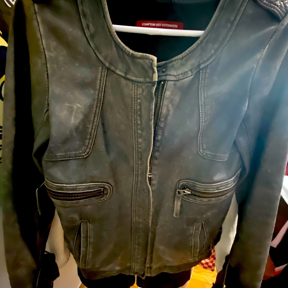 Manteau de cuir marque le comptoir des Contonniers